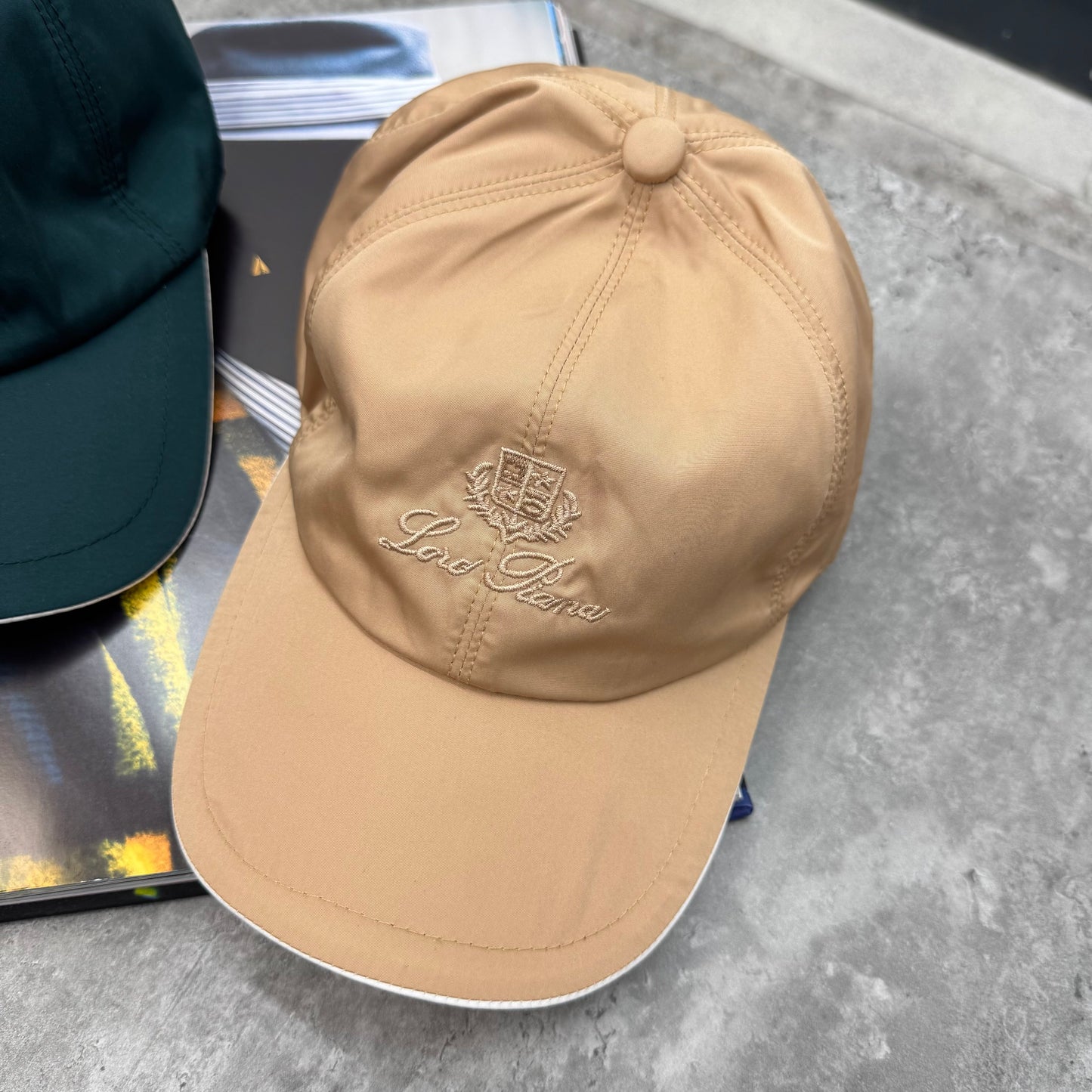 LORO - CAPS