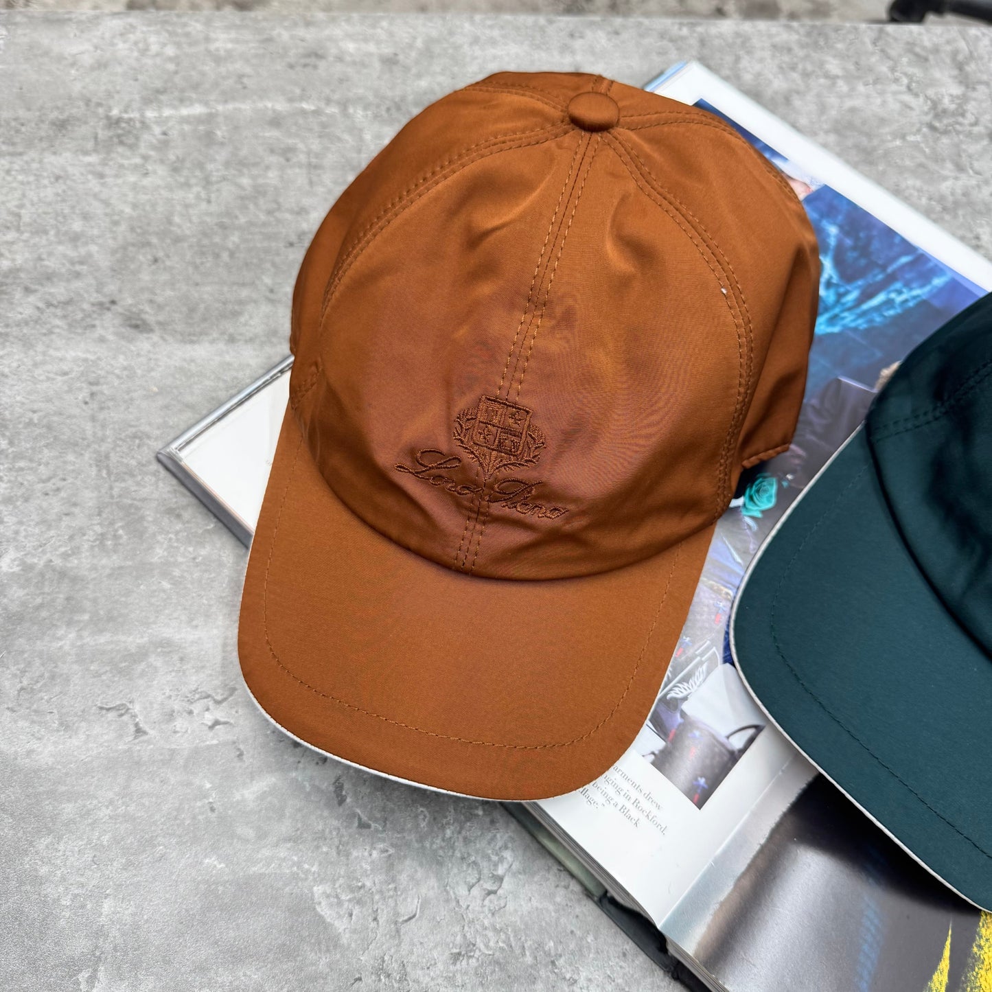 LORO - CAPS