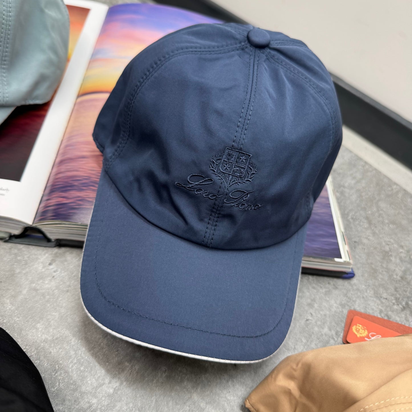 LORO - CAPS