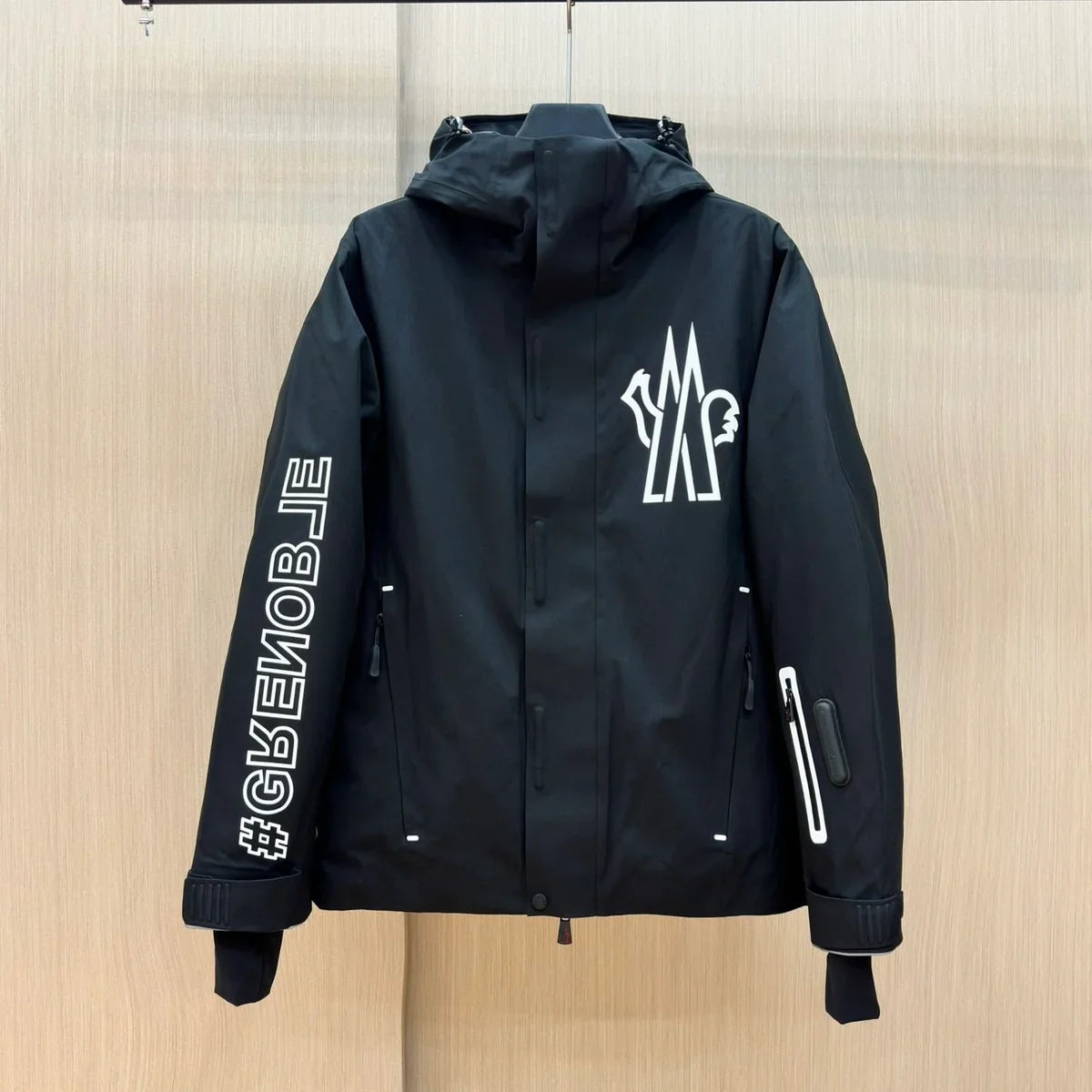 (PRE ORDER) MNCLR GRENOBLE BIG LOGO COAT - BLACK